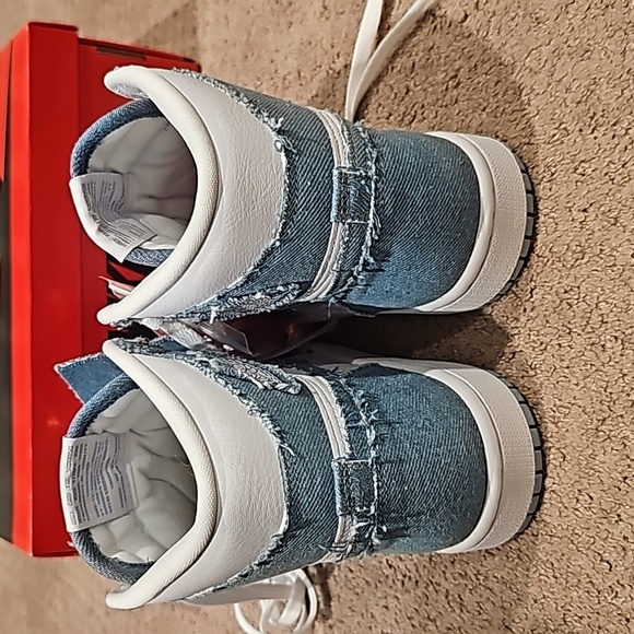 Nike Air Jordan 1 Retro Hi OG - Picture 5 of 8